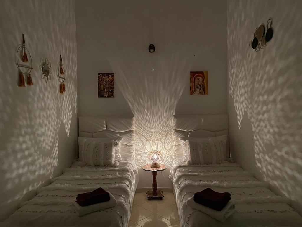 Een bed of bedden in een kamer bij Riad Maya