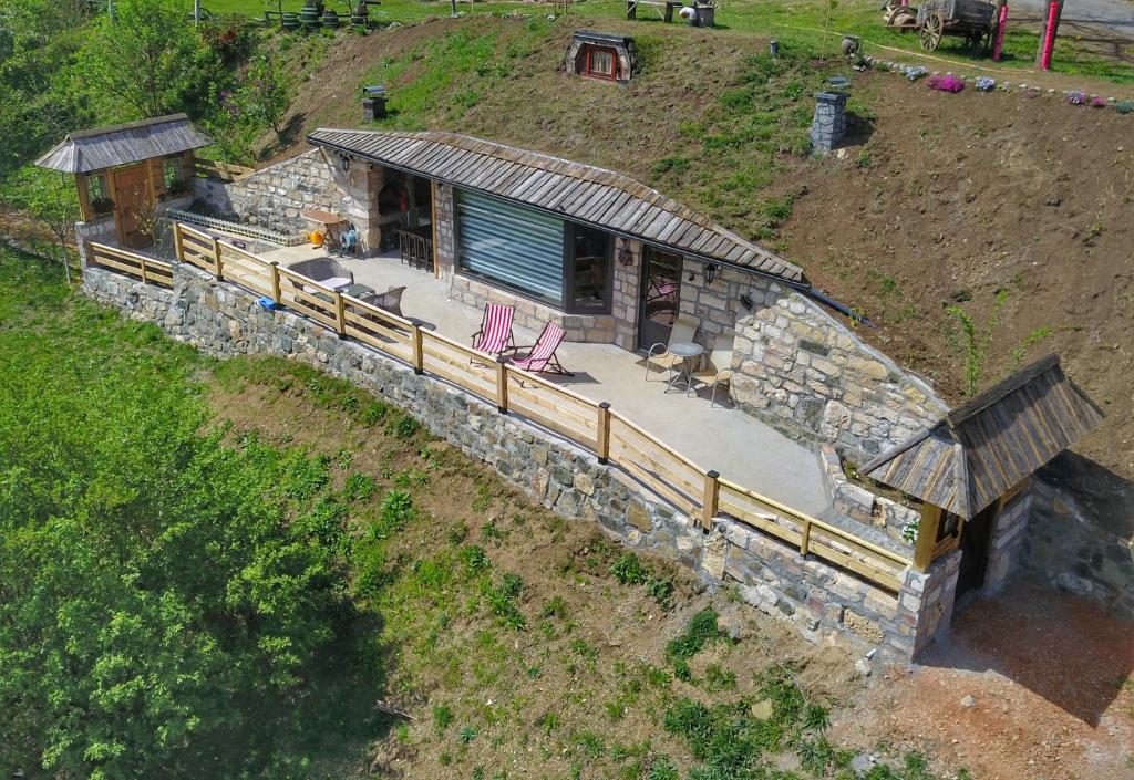 eine Luftansicht eines Hauses auf einem Hügel in der Unterkunft Zemunica Resimić in Mokra Gora