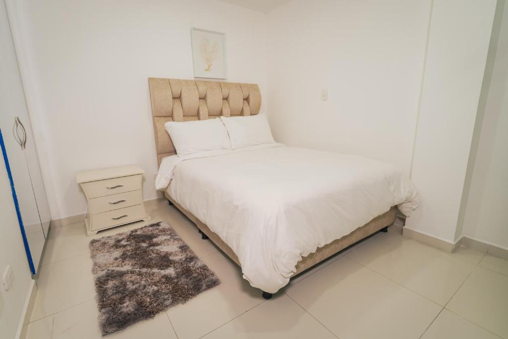 - une petite chambre avec un lit et une table de nuit dans l'établissement Apartaloft en Pinares 8, à Pereira