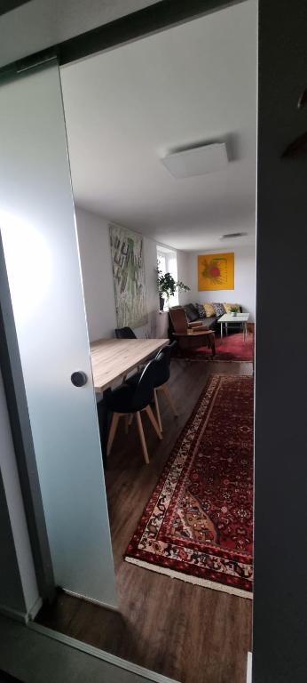 uma sala de estar com um sofá e uma mesa em Villa Kunterbunt em Kumberg