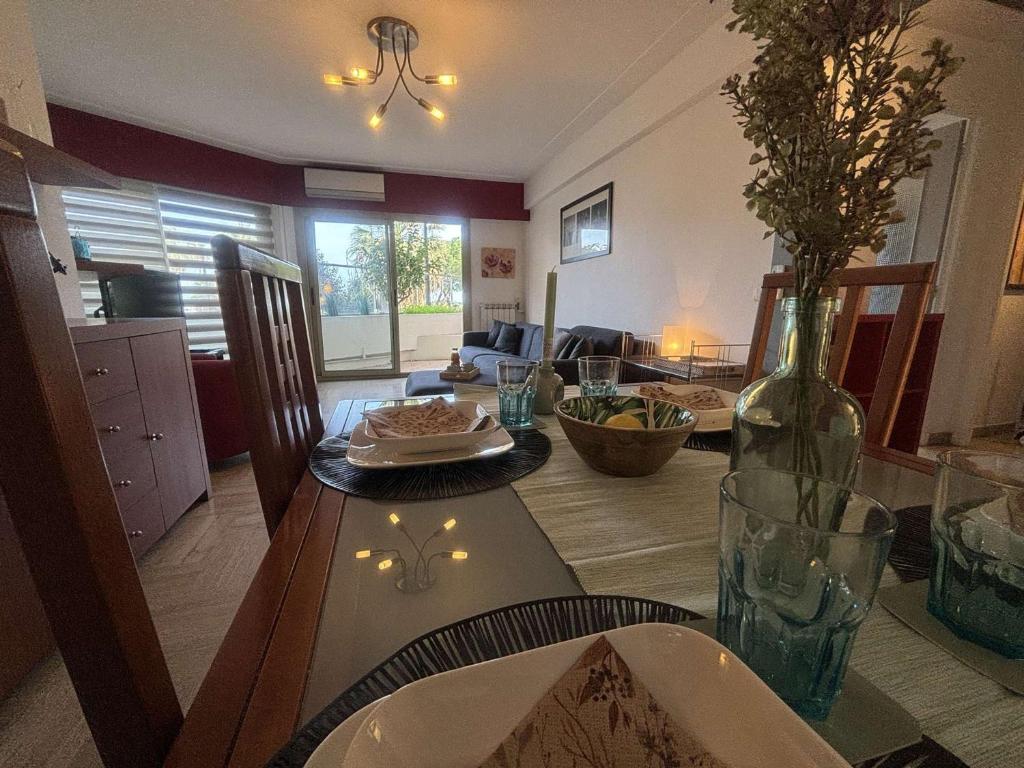 une cuisine et un salon avec une table et une salle à manger dans l'établissement Charmant T2 avec terrasse, climatisé, centre-ville Antibes, proche mer et commerces - FR-1-252-177, à Antibes