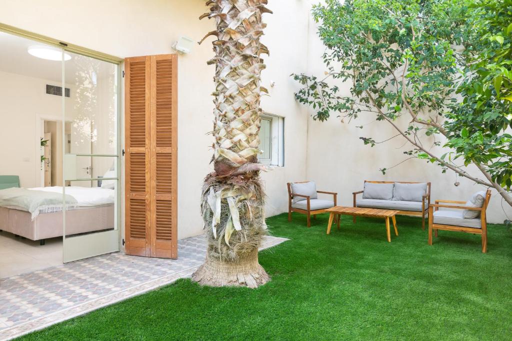 een boom in het midden van een kamer met een slaapkamer bij Luxury Dolphin House in Tel Aviv