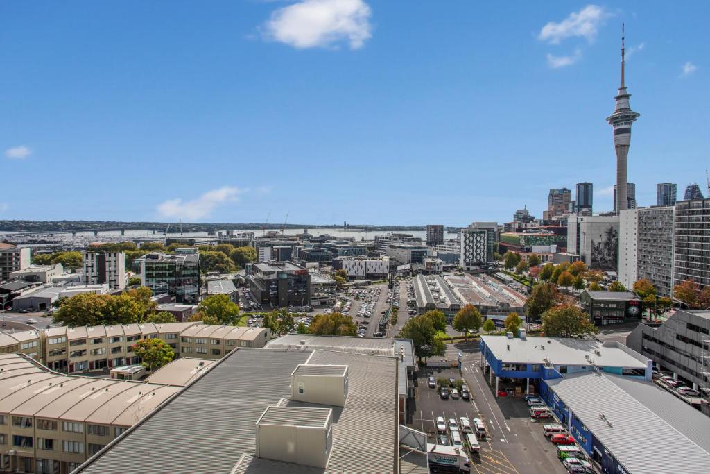 Skyline Serenade Apt with SkyCity View and Parking - Resim 11