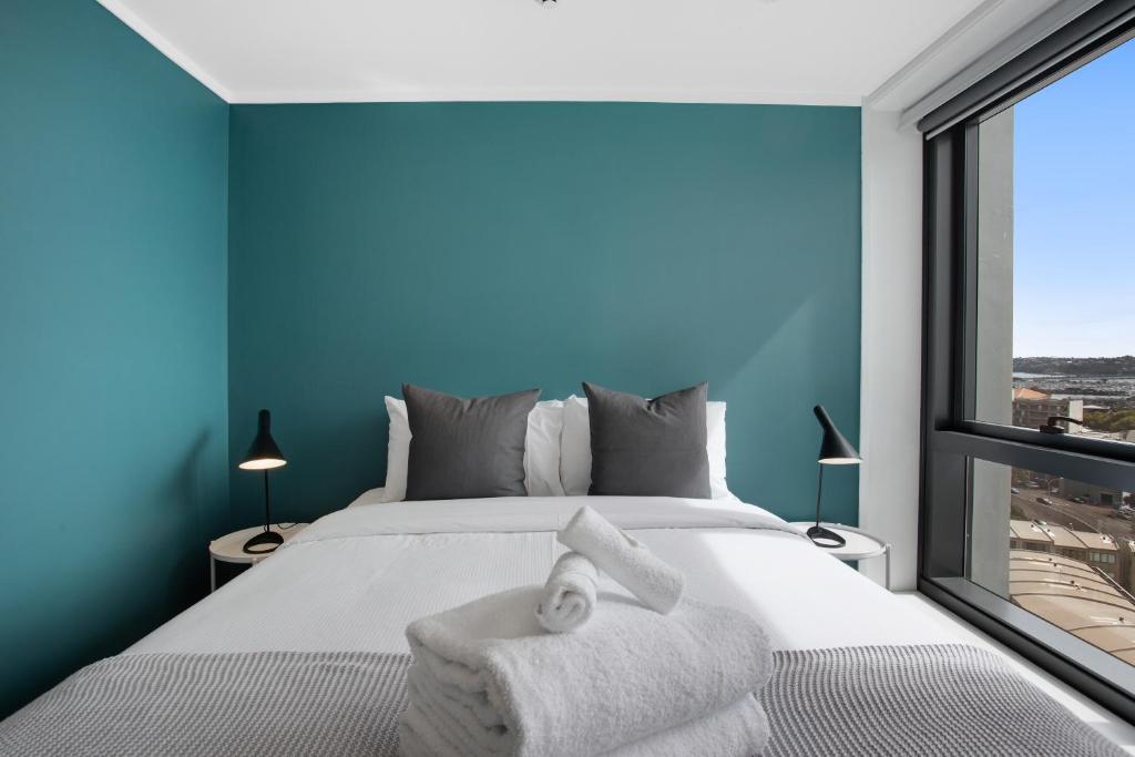 Skyline Serenade Apt with SkyCity View and Parking - Resim 9