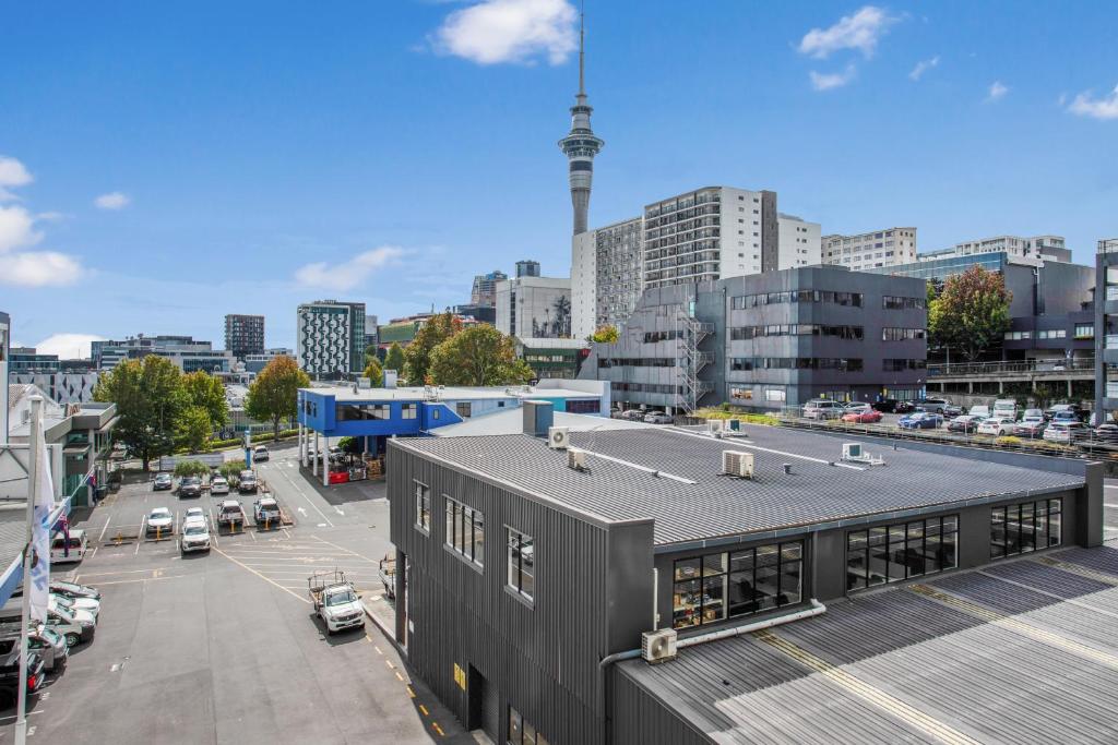 Skyline Serenade Apt with SkyCity View and Parking - Resim 16