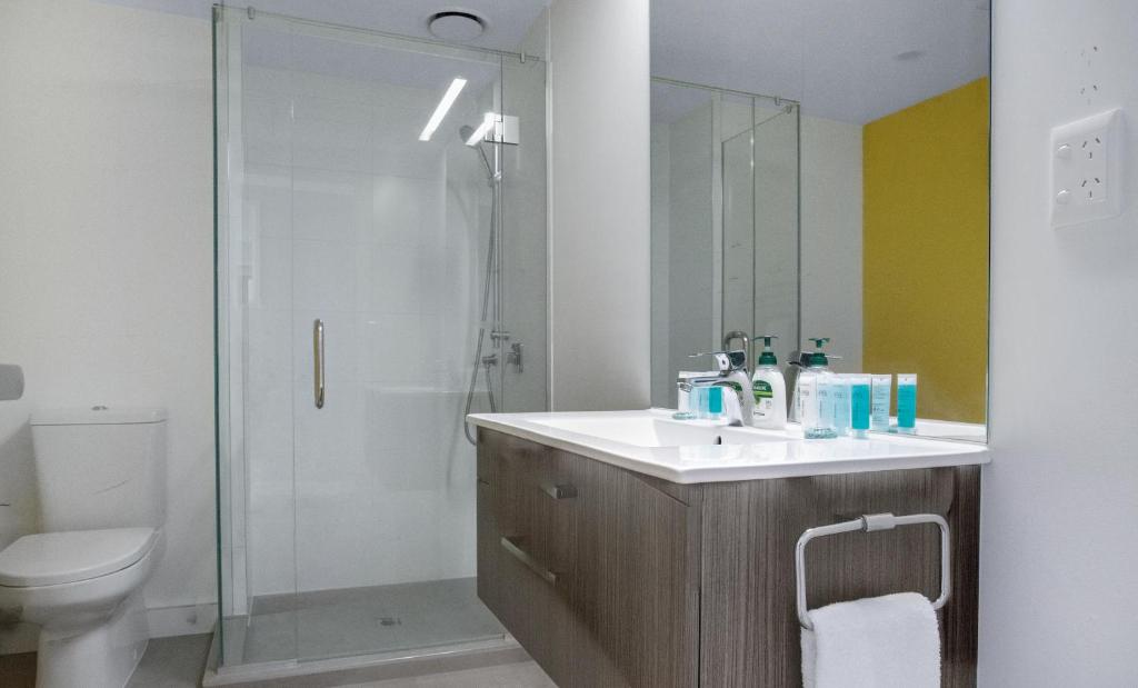 Skyline Serenade Apt with SkyCity View and Parking - Resim 19