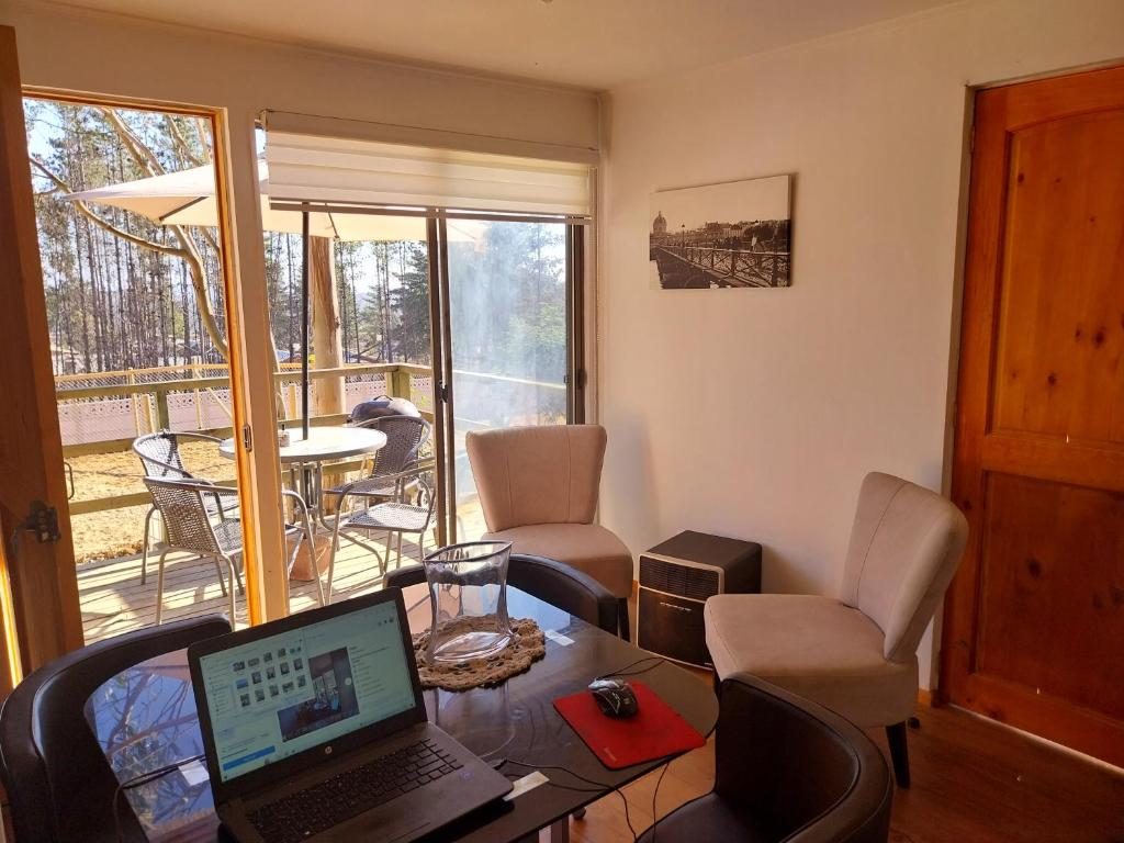 Pokój z biurkiem z laptopem na stole w obiekcie Laguna Verde Valparaiso w mieście Valparaíso