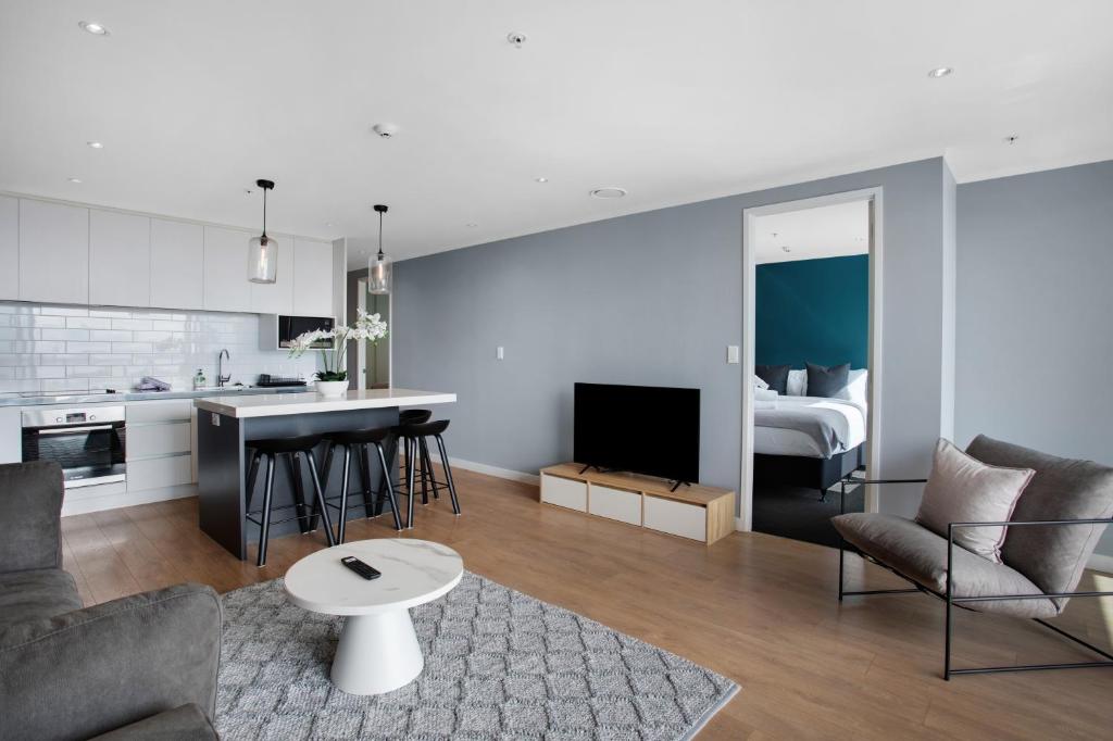 Skyline Serenade Apt with SkyCity View and Parking - Resim 34