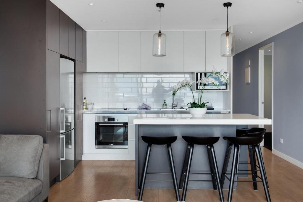 Skyline Serenade Apt with SkyCity View and Parking - Resim 33