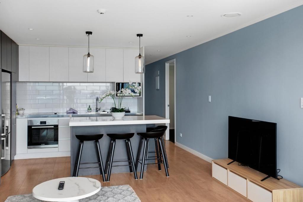 Skyline Serenade Apt with SkyCity View and Parking - Resim 26