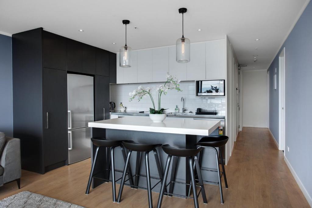 Skyline Serenade Apt with SkyCity View and Parking - Resim 29