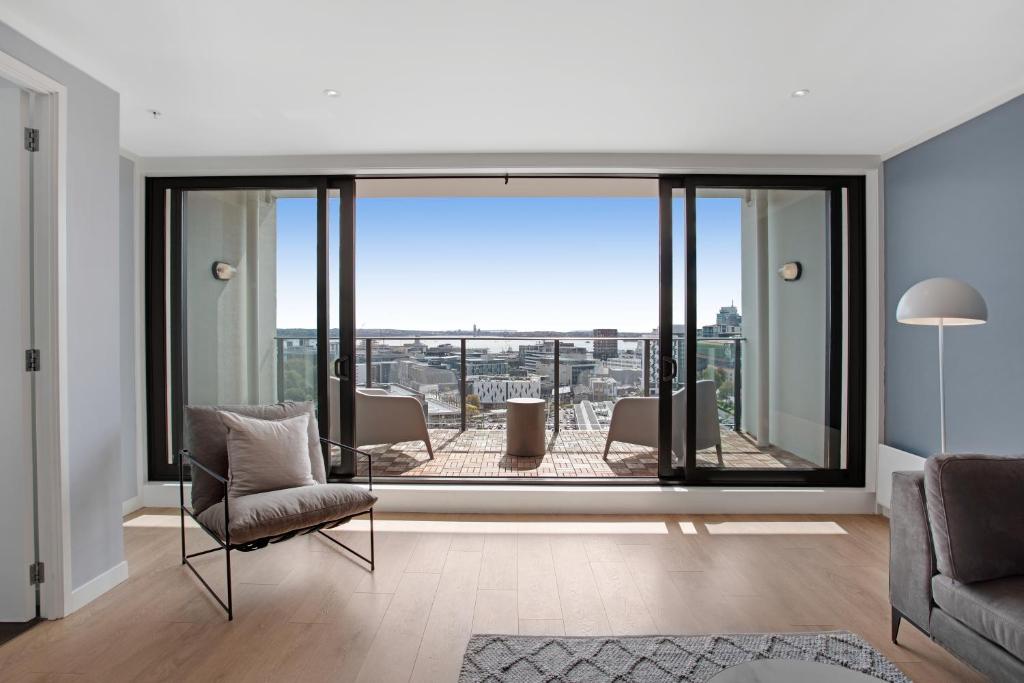 Skyline Serenade Apt with SkyCity View and Parking - Resim 31