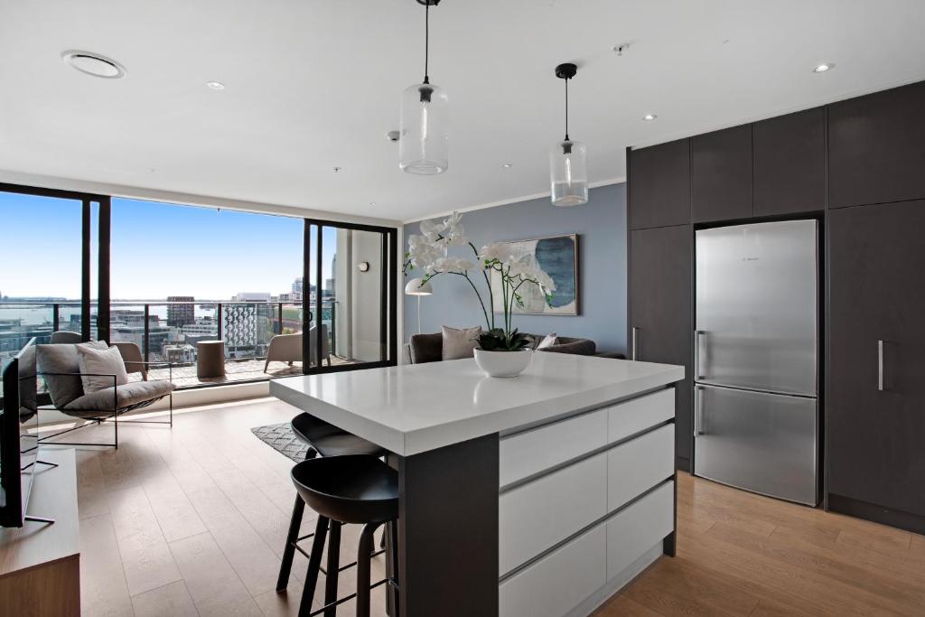 Skyline Serenade Apt with SkyCity View and Parking - Resim 3