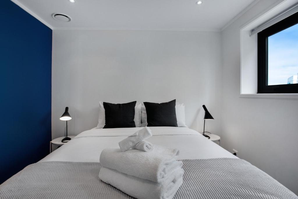 Skyline Serenade Apt with SkyCity View and Parking - Resim 35