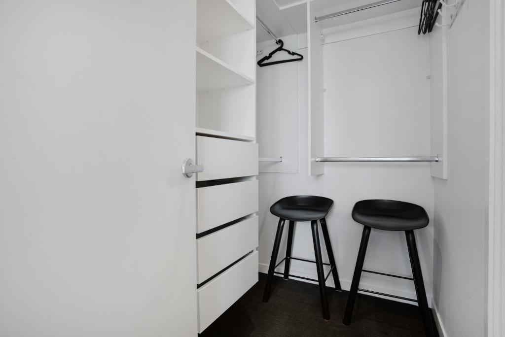 Skyline Serenade Apt with SkyCity View and Parking - Resim 37