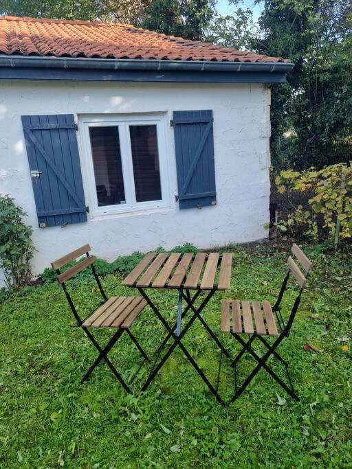 Ein Garten an der Unterkunft Le Guichard - Wifi - Parking - Terrasse