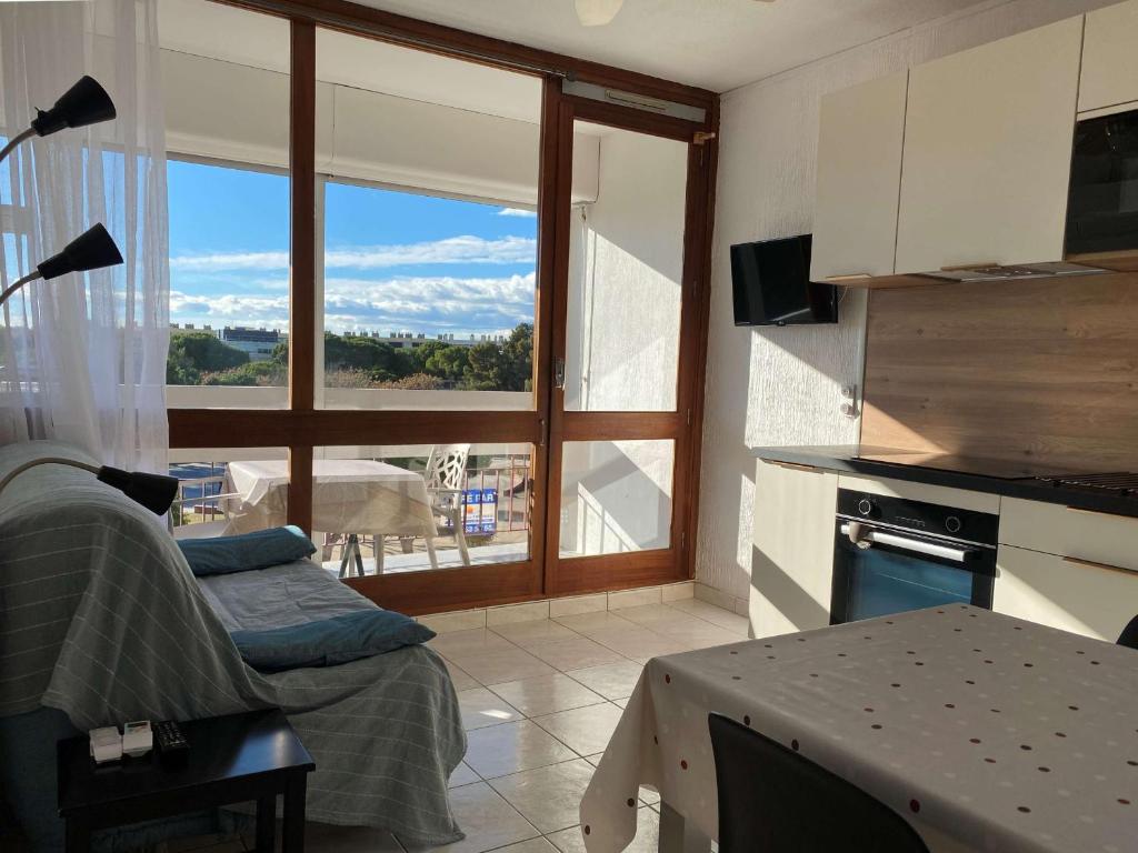 kuchnia z salonem z dużym oknem w obiekcie T1 rénové avec balcon, clim, wifi, à Balaruc-les-Bains - FR-1-553-220 w mieście Balaruc-les-Bains