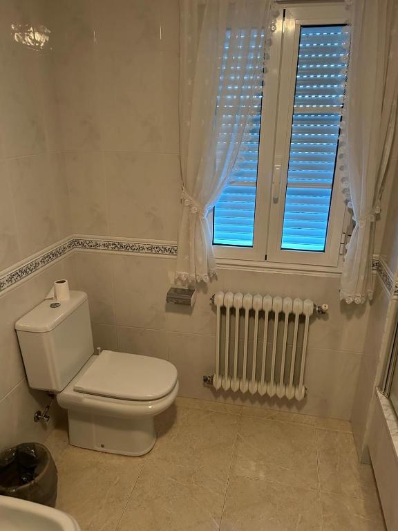 Kúpeľňa v ubytovaní House - 6 Bedrooms with Pool - 0126