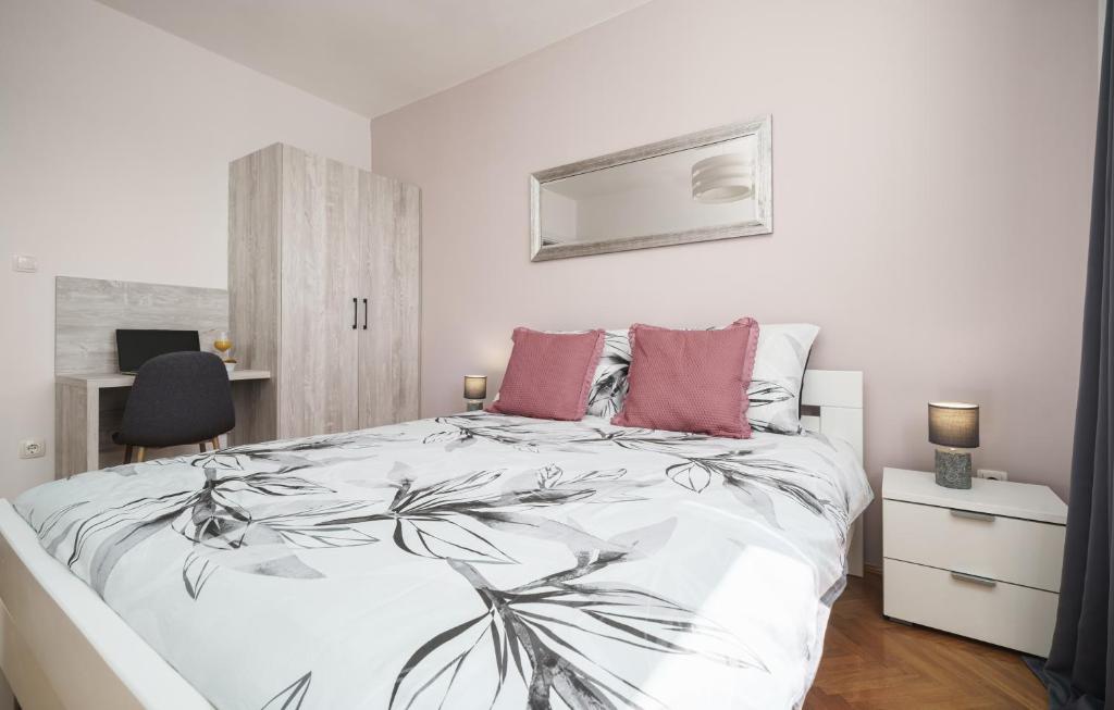 Кровать или кровати в номере Apartment Remy