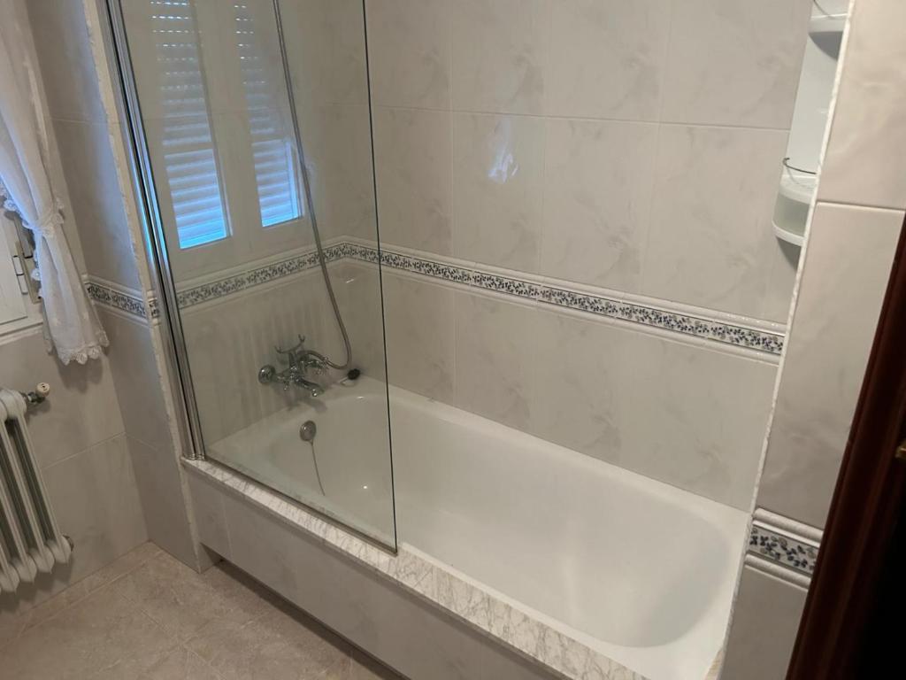 Kúpeľňa v ubytovaní House - 6 Bedrooms with Pool - 0126