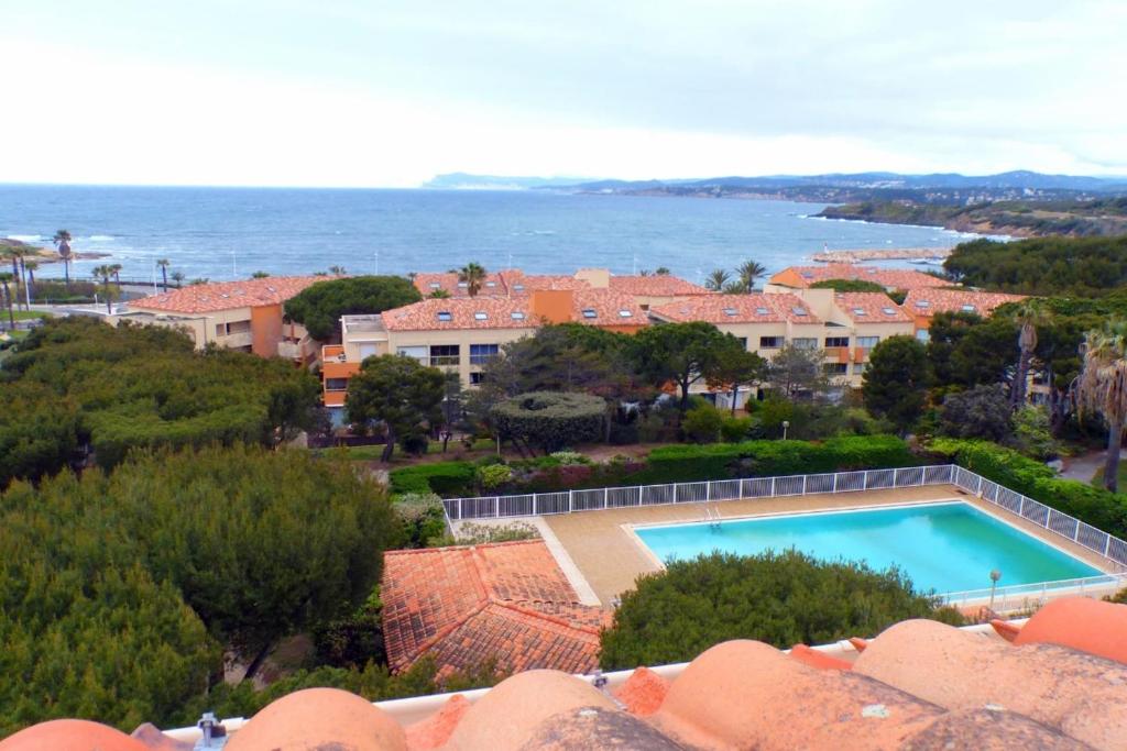 una vista aérea de un complejo con piscina en Spacious apartment a few steps from the sea, en Six-Fours-les-Plages