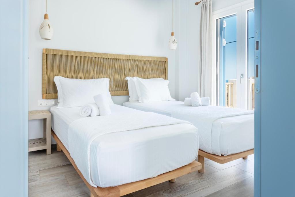 Postel nebo postele na pokoji v ubytování Alsea Seafront Apartments in Agia Pelagia Kythera
