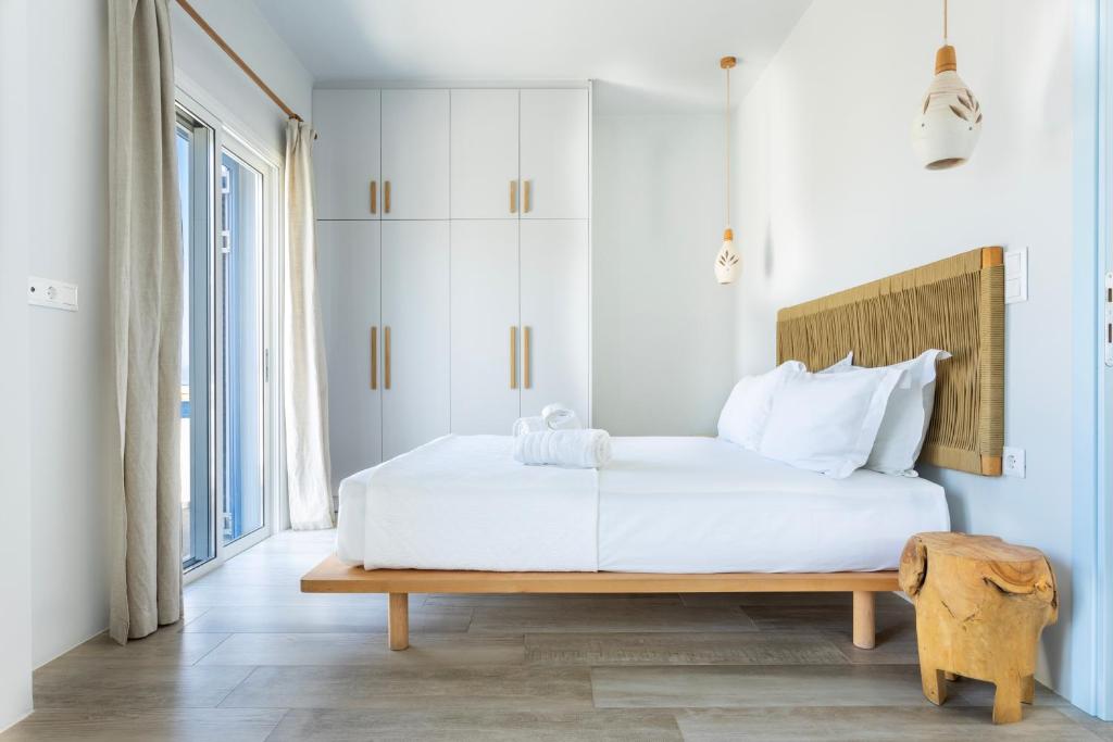 Postel nebo postele na pokoji v ubytování Alsea Seafront Apartments in Agia Pelagia Kythera