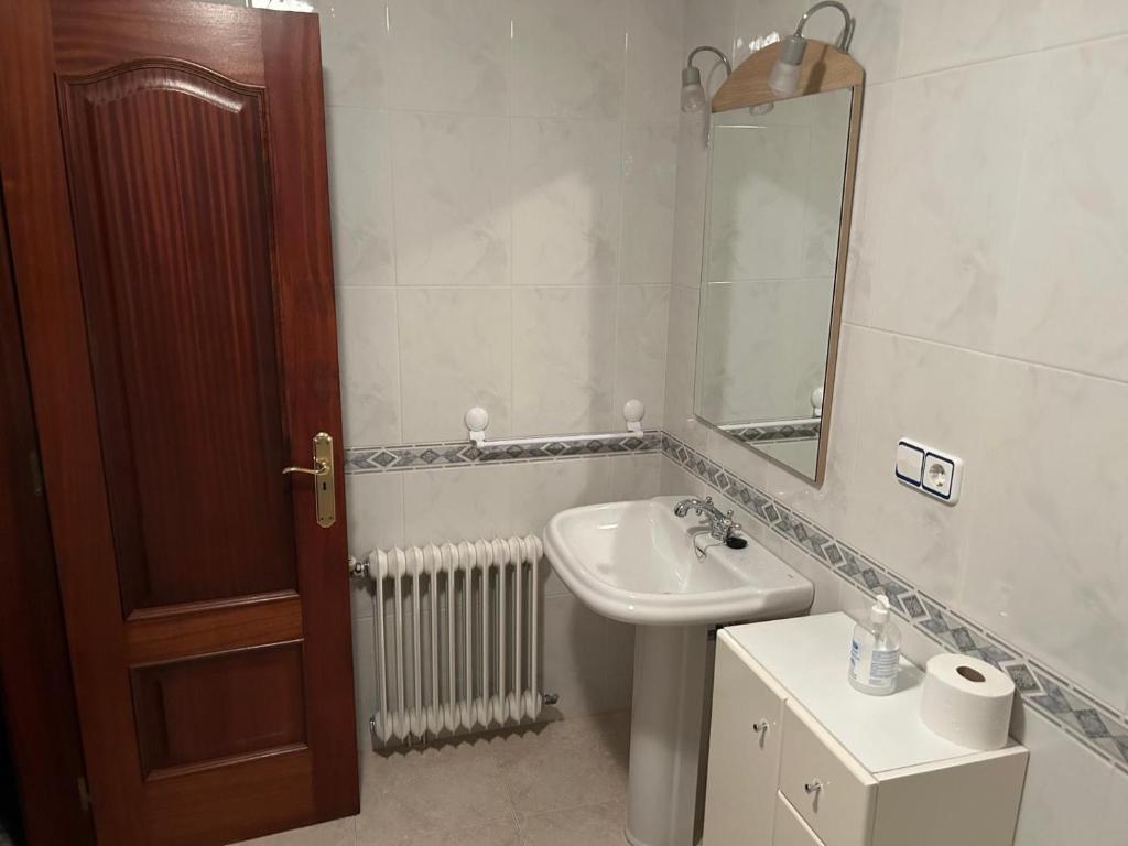 Kúpeľňa v ubytovaní House - 6 Bedrooms with Pool - 0126