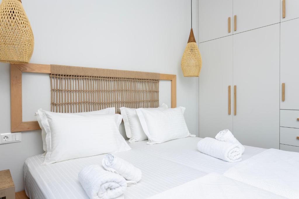 Postel nebo postele na pokoji v ubytování Alsea Seafront Apartments in Agia Pelagia Kythera