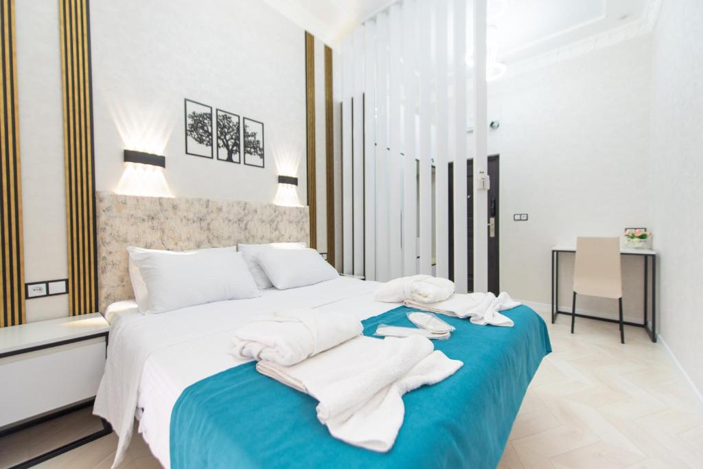 sypialnia z łóżkiem i ręcznikami w obiekcie Apartment in Old Tbilisi w mieście Tbilisi City