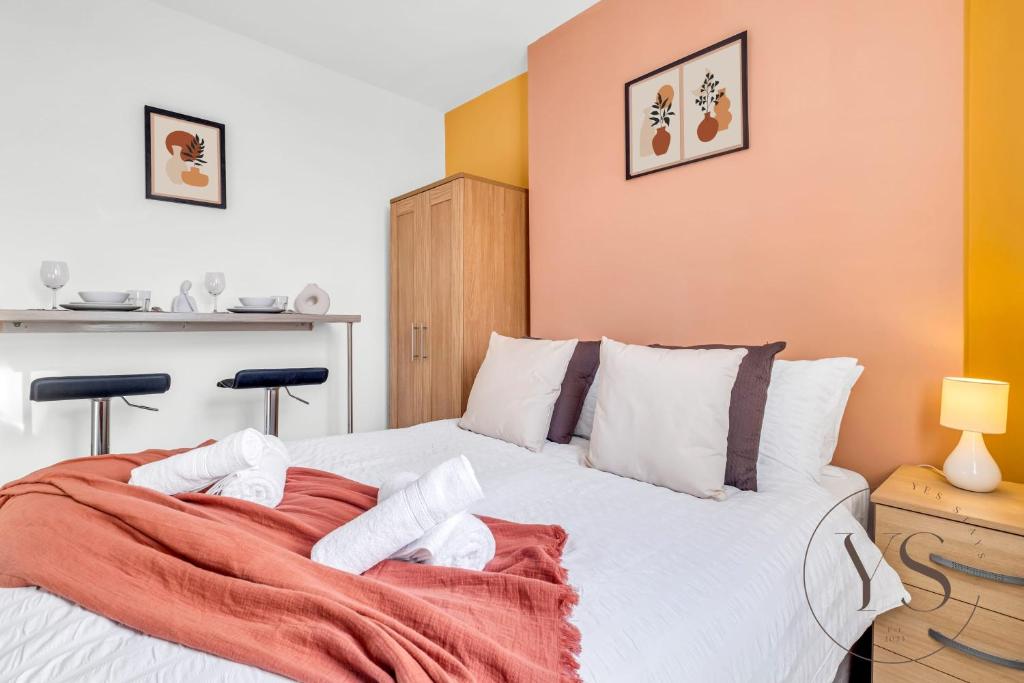 1 dormitorio con 1 cama con toallas en Gorgeous Studio C - Wi-Fi Alton Towers Netflix en Stoke on Trent