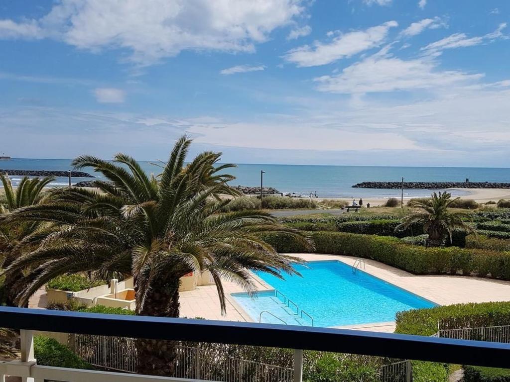 - une vue sur la piscine et la plage dans l'établissement Appartement 4 pièces avec parking, piscine et proche plage au Cap d'Agde - FR-1-702-19, au Cap d'Agde