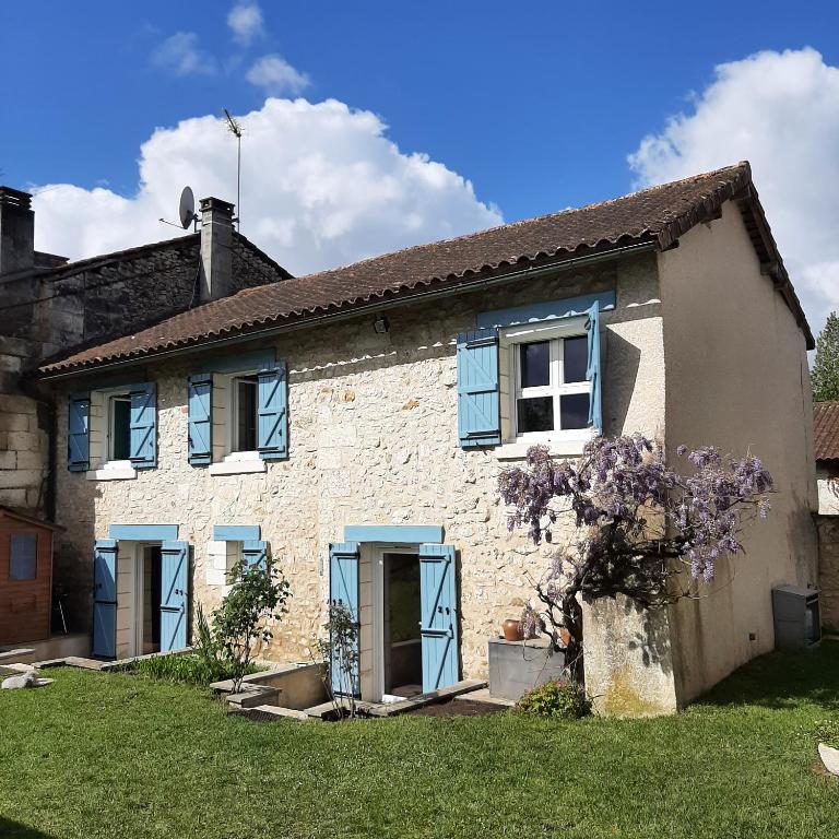 une vieille maison en briques avec des volets bleus. dans l'établissement Périgord Vert - Animaux acceptés, à Quinsac