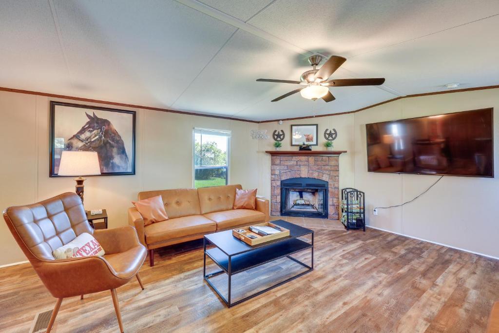ein Wohnzimmer mit einem Sofa und einem Kamin in der Unterkunft Ranch House with Grill 5 Mi to Braunig Lake Park! in Elmendorf