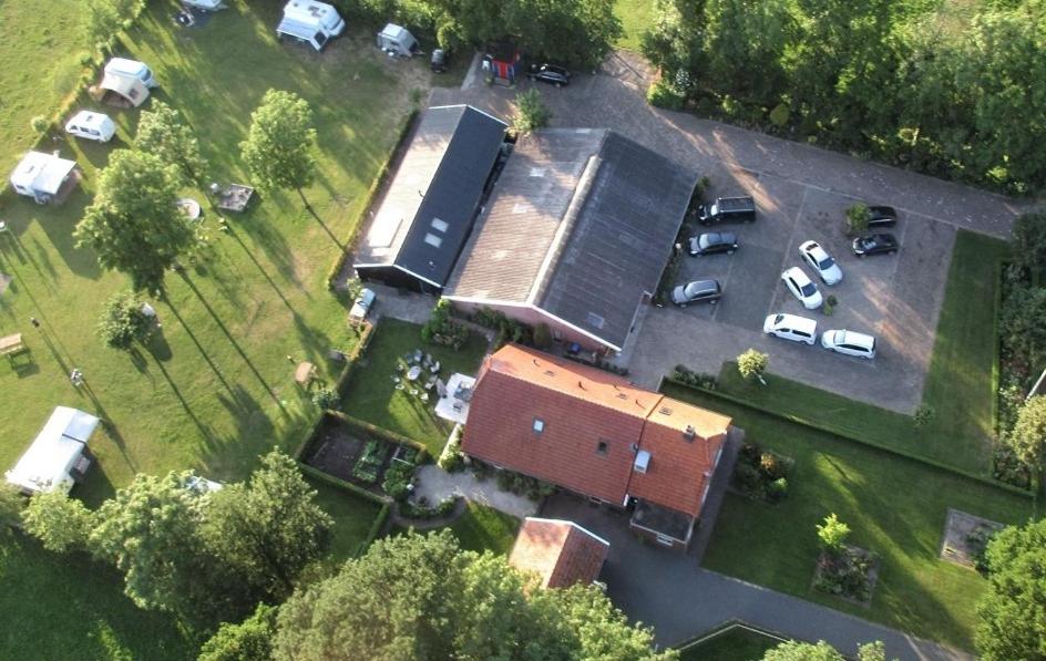 una vista aérea de un edificio con coches aparcados en un aparcamiento en Caravan Vlinder, en Rouveen