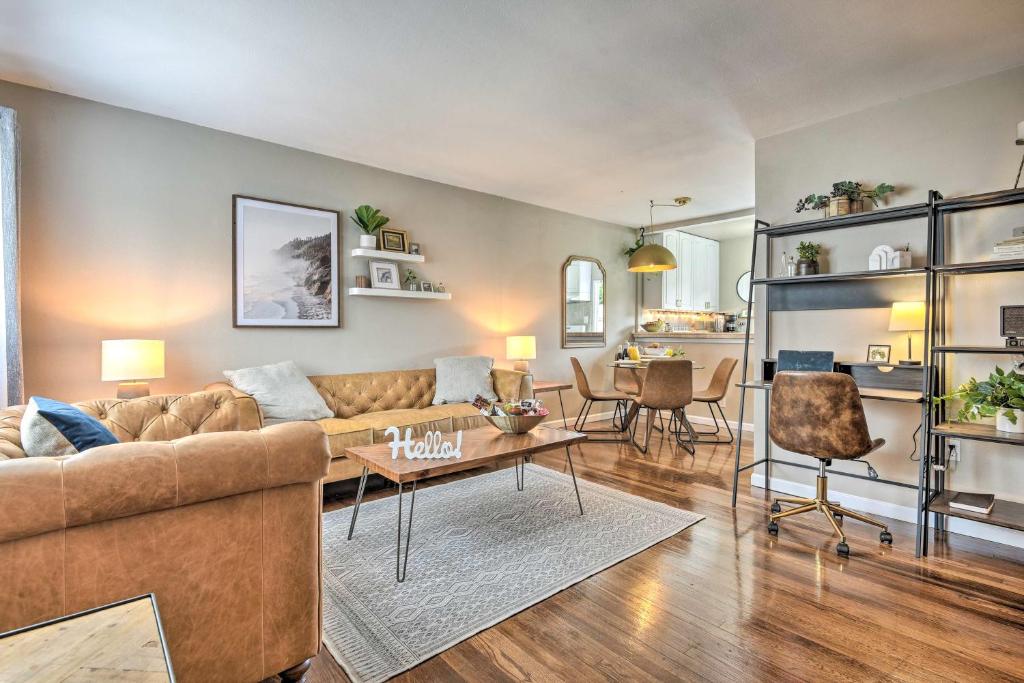 uma sala de estar com um sofá e uma mesa em Stylish and Modern Burbank Gem with Private Yard! em Burbank
