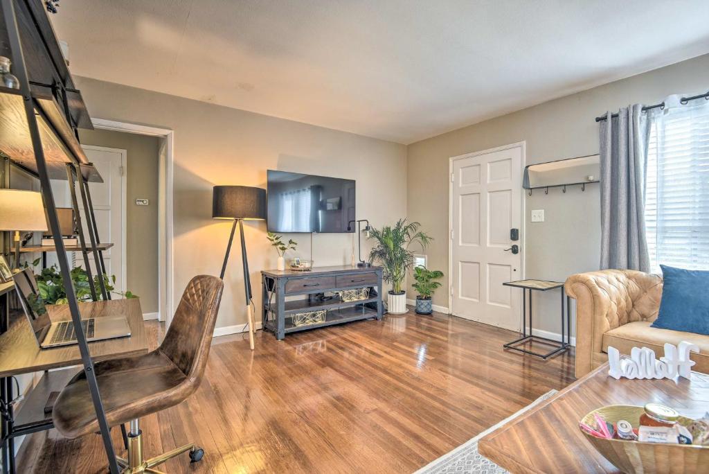 Et tv og/eller underholdning på 1 Mi to Dtwn Burbank Mod Gem with Private Yard