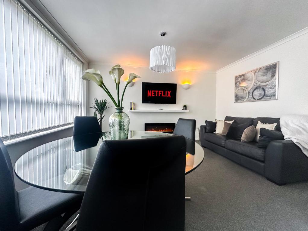 Contemporary and Cosy Birmingham Apartment- Free Parking & Wi-FI - Two-Bedroom Apartment