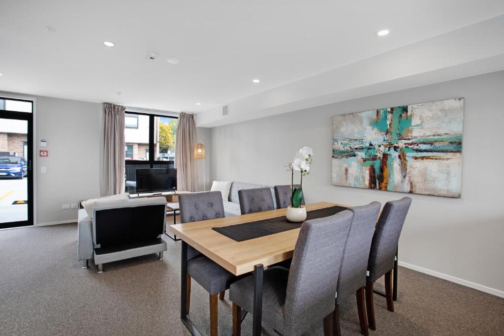 a dining room with a table and chairs at Glen Townhouse with Parking and Wi-Fi in Auckland