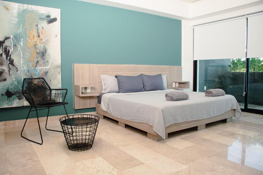 - une chambre avec un lit et une grande fenêtre dans l'établissement Torre Diez Grupo Amber - Collection O, à Playa del Carmen