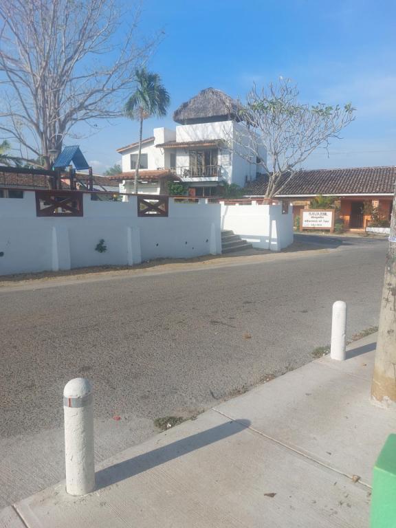 uma rua vazia com um edifício ao fundo em Sancarlosbeach em San Carlos