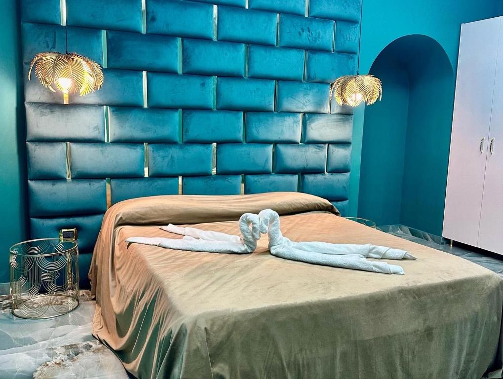 una camera blu con un letto con due asciugamani di AL BINARIO DI NAPOLI a Napoli