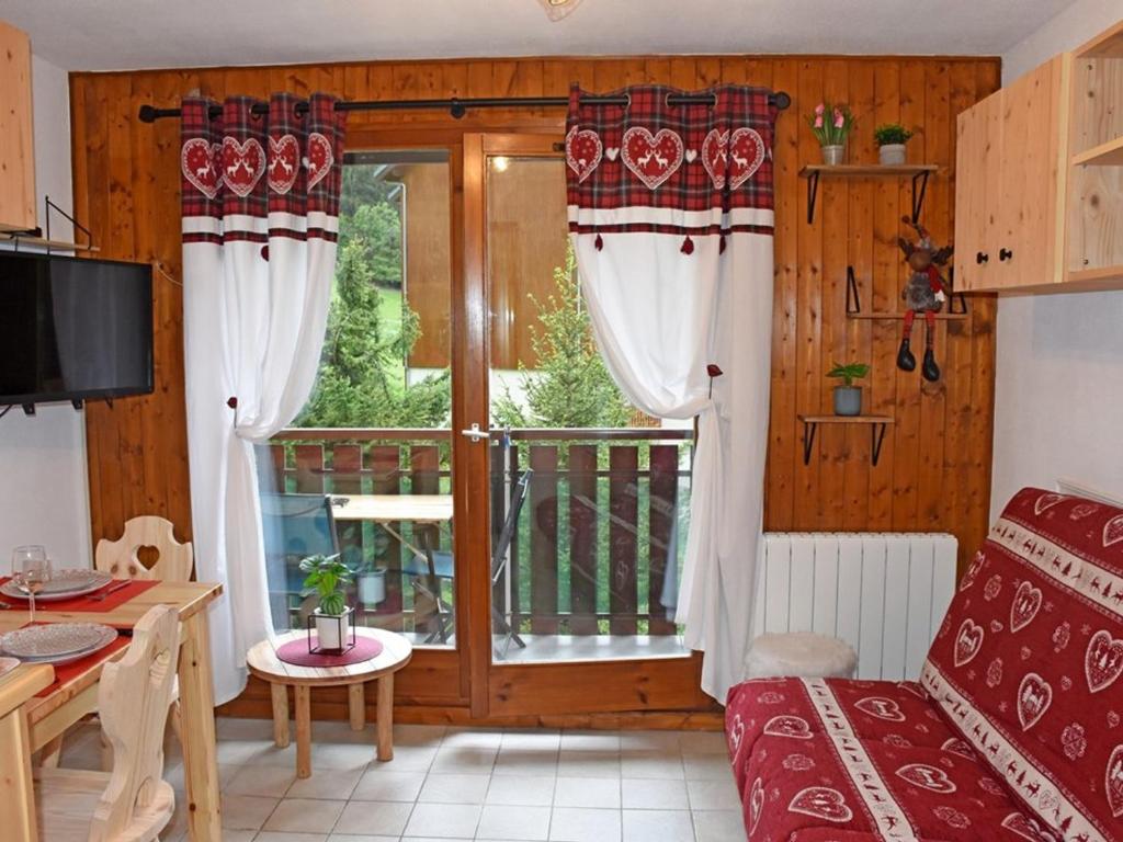 ein Wohnzimmer mit einem Sofa und einem Fenster in der Unterkunft Studio Saint-Jean-d'Aulps, 1 pièce, 4 personnes - FR-1-573-116 in Saint-Jean-dʼAulps