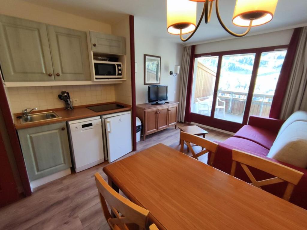 een keuken en een woonkamer met een tafel en een eetkamer bij Appartement Isola 2000, 2 pièces, 4 personnes - FR-1-292-197 in Isola