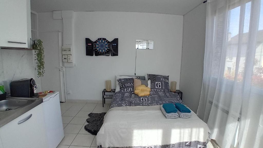 Dormitorio pequeño con cama y lavamanos en Le Easy Stay - Studio tout confort - Bobigny - Porte de Paris en Bobigny