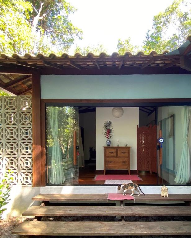 Casa con vistas a la sala de estar en Blue House na Mata, en Maraú