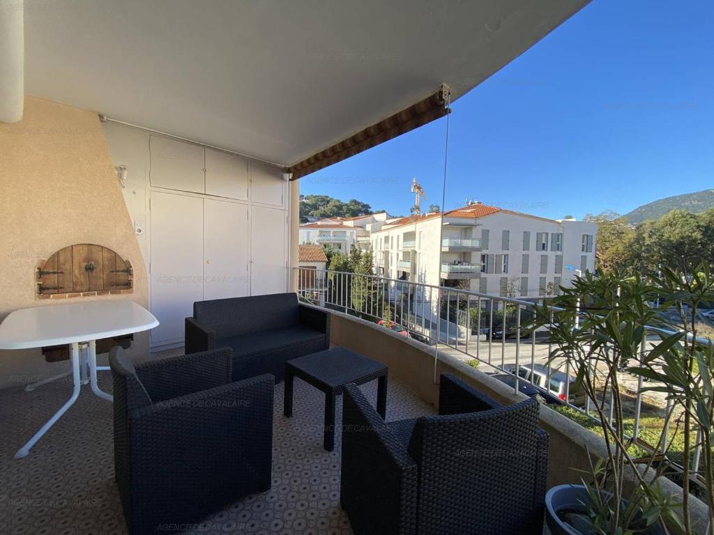 un balcon avec des chaises et une table et une vue dans l'établissement T3 Climatisé, Calme, Proche Plages et Commerces, Terrasse et Parking - FR-1-100-322, à Cavalaire-sur-Mer
