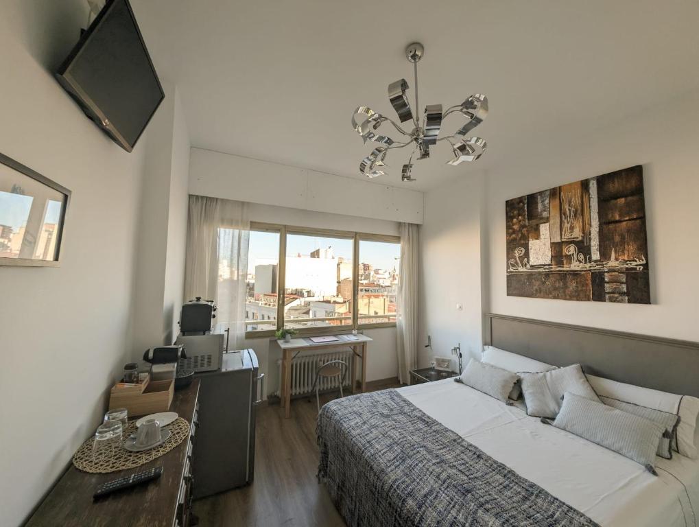 una camera con letto, scrivania e finestra di Habitación privada en el centro ad Albacete