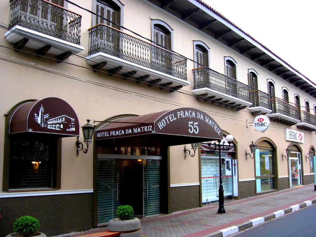 a building with an awning on the side of a street at Hotel Praça da Matriz in Itapira