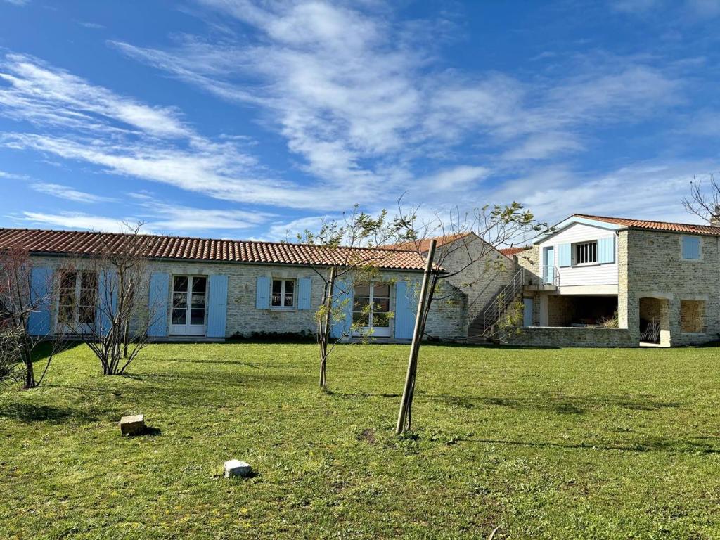 una casa sentada en un campo con un patio en Maison La Brée-les-Bains, 4 pièces, 6 personnes - FR-1-246A-284, en La Brée-les-Bains